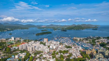 Kentsel gelişim ve doğal gelişimin karışımıyla canlı şehir manzarası