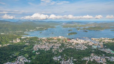 Kentsel gelişim ve doğal gelişimin karışımıyla canlı şehir manzarası