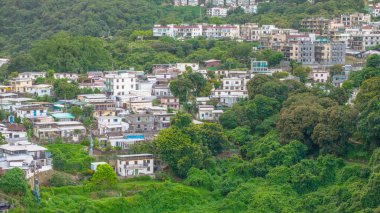 panoramik manzara yeşilliğe batmış bir yerleşim bölgesini yakalıyor,