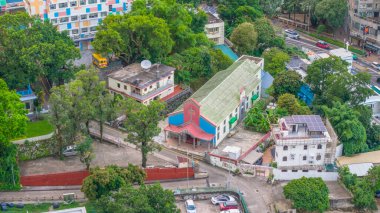 canlı ve renkli bir halk okulu ve bitişik binalar çevrili