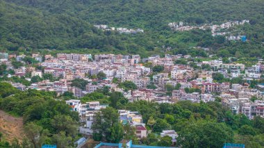 panoramik manzara yeşilliğe batmış bir yerleşim bölgesini yakalıyor,