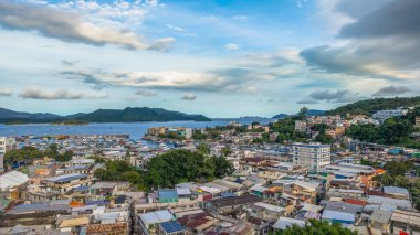 Kentsel gelişim ve doğal gelişimin karışımıyla canlı şehir manzarası
