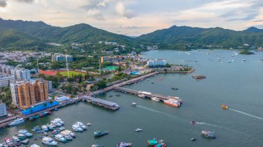Hava manzarası limanı olan hareketli bir kıyı kasabasını gösteriyor.