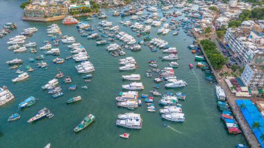 Teknelerle dolu bir sahil limanının manzaralı manzarası.,