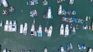 Teknelerle dolu bir sahil limanının manzaralı manzarası.,
