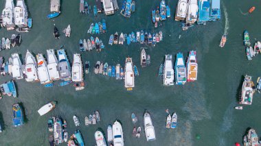 Teknelerle dolu bir sahil limanının manzaralı manzarası.,