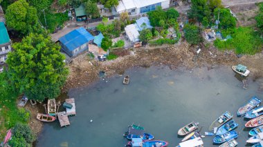 Teknelerle dolu bir sahil limanının manzaralı manzarası.,