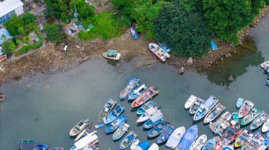 Teknelerle dolu bir sahil limanının manzaralı manzarası.,