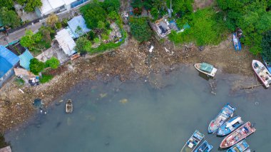 Teknelerle dolu bir sahil limanının manzaralı manzarası.,