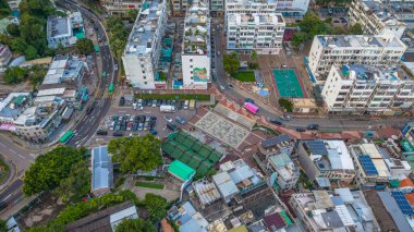 Sakin mavi okyanus suyuyla çevrili yeşil tropikal ada