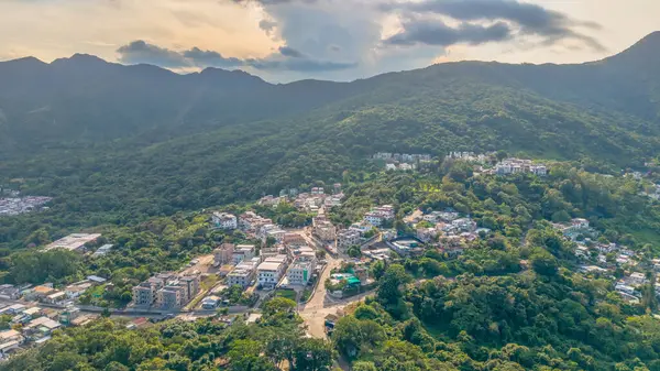panoramik manzara yeşilliğe batmış bir yerleşim bölgesini yakalıyor,