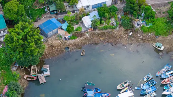 Teknelerle dolu bir sahil limanının manzaralı manzarası.,