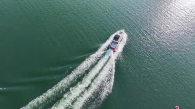 Lüks Yat 4 Temmuz 2025 'te Sahne Rıhtımı' na yanaştı.