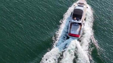 Lüks Yat 4 Temmuz 2025 'te Sahne Rıhtımı' na yanaştı.