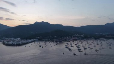 4 Temmuz 2025 'te Hebe Haven Körfezi üzerinde sakin bir günbatımı.