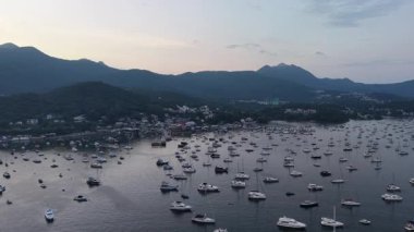 4 Temmuz 2025 'te Hebe Haven Körfezi üzerinde sakin bir günbatımı.