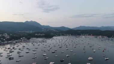 4 Temmuz 2025 'te Hebe Haven Körfezi üzerinde sakin bir günbatımı.