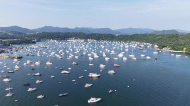 4 Temmuz 2025 'te Hebe Haven Limanı Açık Gök Altında Lüks Yatlar