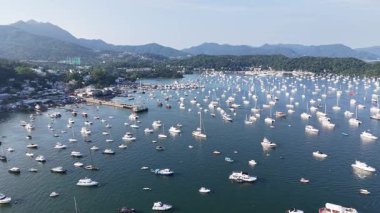 4 Temmuz 2025 'te Hebe Haven Limanı Açık Gök Altında Lüks Yatlar