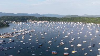 4 Temmuz 2025 'te Hebe Haven Limanı Açık Gök Altında Lüks Yatlar