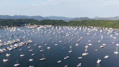 4 Temmuz 2025 'te Hebe Haven Limanı Açık Gök Altında Lüks Yatlar