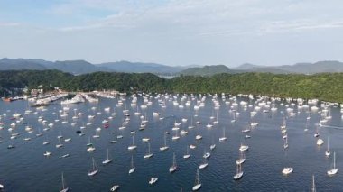 4 Temmuz 2025 'te Hebe Haven Limanı Açık Gök Altında Lüks Yatlar