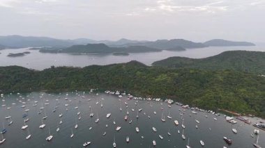 Ma Lam Wat 'ın sakin kırsal manzarası Yeşillik ile 4 Temmuz 2025