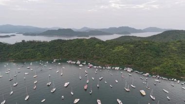 Ma Lam Wat 'ın sakin kırsal manzarası Yeşillik ile 4 Temmuz 2025