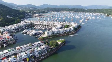 Güzel Marina Koyu Tekneleri ve Sakin Su Yansımaları 4 Temmuz 2025