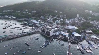 Pak Sha Wan Rıhtımında huzurlu bir gün batımı 4 Temmuz 2025