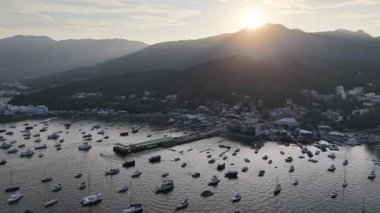 Pak Sha Wan Rıhtımında huzurlu bir gün batımı 4 Temmuz 2025