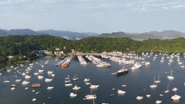 4 Temmuz 2025 Marina 'dan Charming Shelter Cove Yat Kulübü