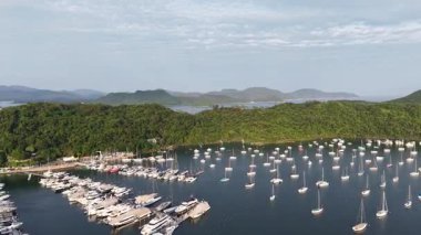 4 Temmuz 2025 Marina 'dan Charming Shelter Cove Yat Kulübü