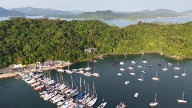 4 Temmuz 2025 Marina 'dan Charming Shelter Cove Yat Kulübü