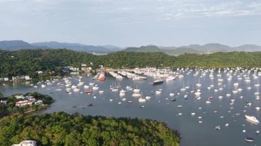 4 Temmuz 2025 Marina 'dan Charming Shelter Cove Yat Kulübü