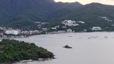 Yeung Chau 'nun sakin mavi sularıyla manzarası 5 Temmuz 2025