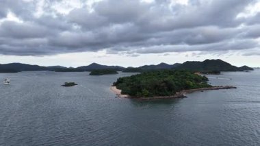 Yeung Chau 'nun sakin mavi sularıyla manzarası 5 Temmuz 2025