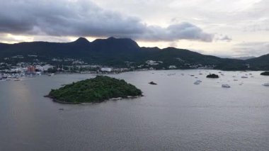 Yeung Chau 'nun sakin mavi sularıyla manzarası 5 Temmuz 2025