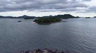 Yeung Chau 'nun sakin mavi sularıyla manzarası 5 Temmuz 2025