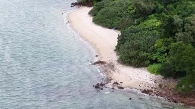 Açık Mavi Deniz 'le Yeung Chau Plajında Sakin Öğleden Sonra 5 Temmuz 2025