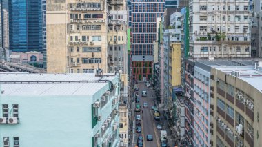 Uzun Konutlar ve Ticari Binalar Arasında Bustling Urban Caddesi, Hong Kong
