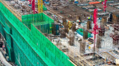 Vinçlerin yer aldığı hareketli İnşaat Alanı, Hong Kong 'daki İskele Çerçeveleri