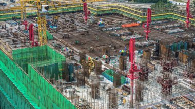 Vinçlerin yer aldığı hareketli İnşaat Alanı, Hong Kong 'daki İskele Çerçeveleri