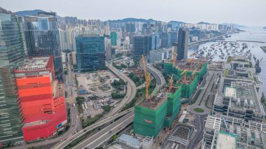 Vinçlerin yer aldığı hareketli İnşaat Alanı, Hong Kong 'daki İskele Çerçeveleri