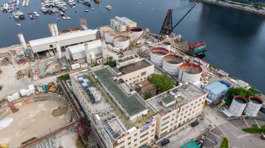 A Rıhtımında Endüstriyel Tesis Tanklar, Makineler, Hong Kong