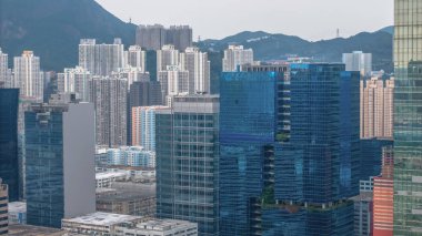 Yüksek cam gökdelenleri ve kentsel gökdelenleri olan dinamik şehir manzarası 