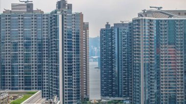 Çağdaş mimarisi olan, liman kıyısı olan yüksek binalar, Hong Kong