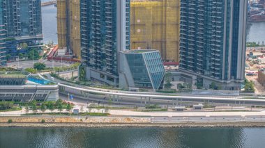 Çağdaş mimarisi olan, liman kıyısı olan yüksek binalar, Hong Kong