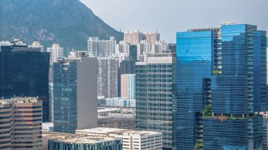 Yüksek cam gökdelenleri ve kentsel gökdelenleri olan dinamik şehir manzarası 