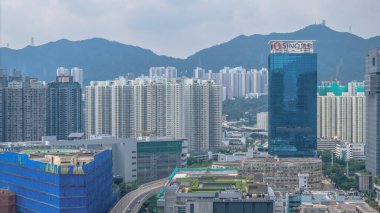 Yüksek cam gökdelenleri ve kentsel gökdelenleri olan dinamik şehir manzarası 